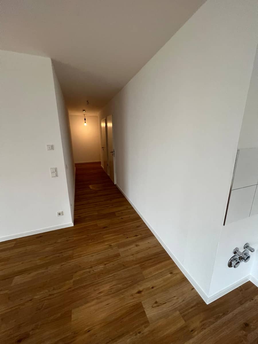 Frisch renovierter Flur mit weißem Finish und Holzboden