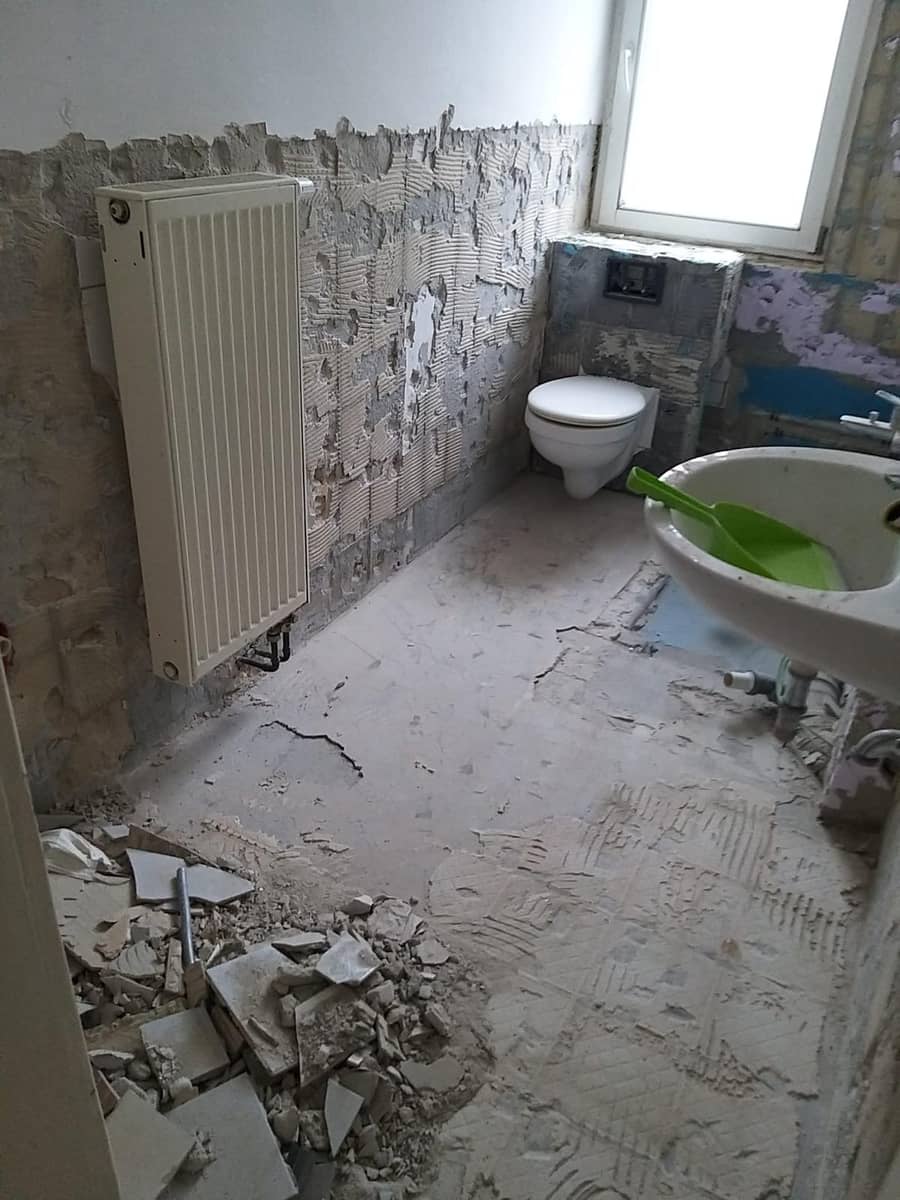 Badezimmer während des Abrisses mit freigelegten Wänden und Bauschutt